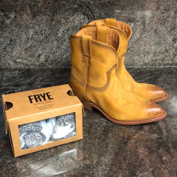 Frye Shoes - New Frye Billy Short Boots & Socks Set